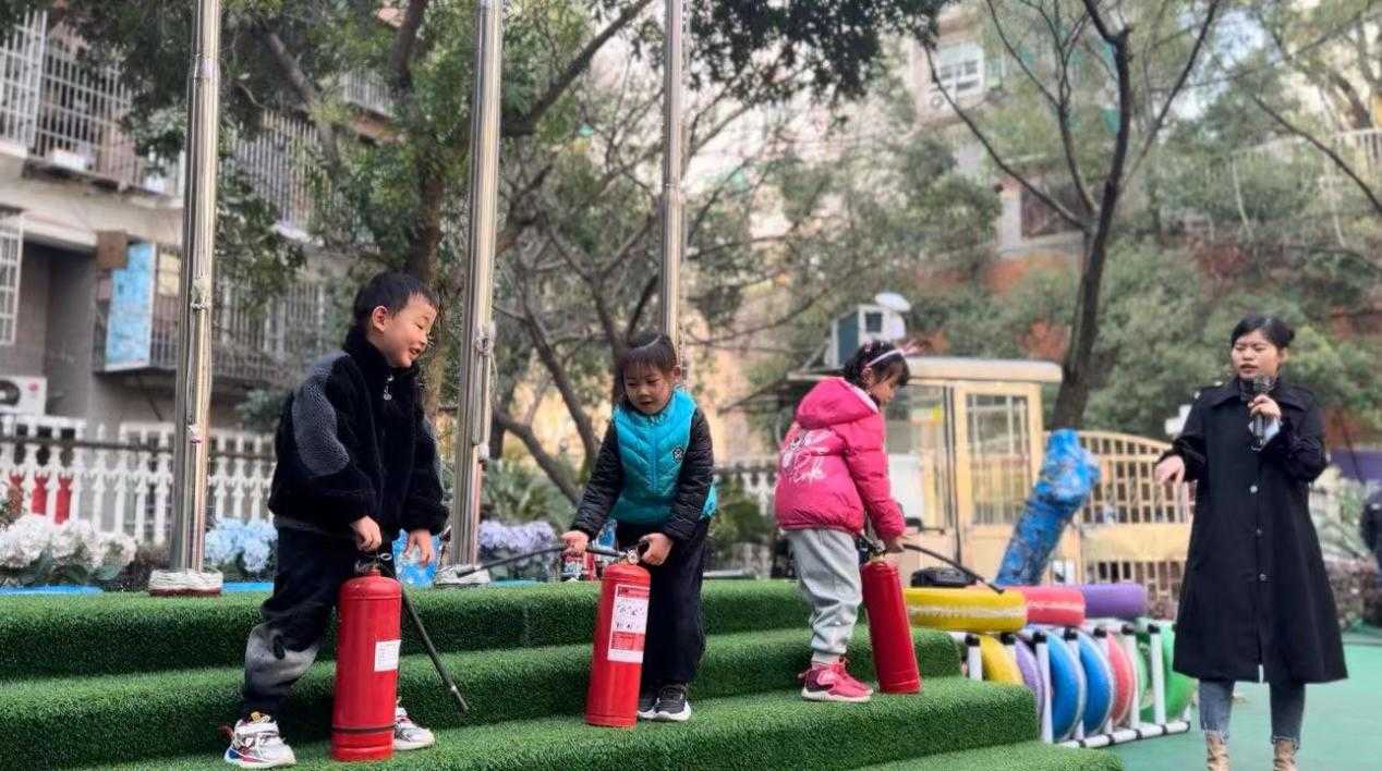车站南路社区：联合万婴幼儿园开展消防演练活动