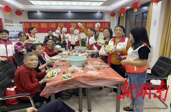 长沙市窑岭社区：巧手做青团，廉韵润心田