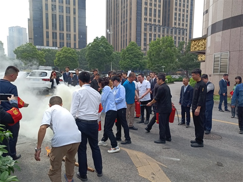 消防演练以演筑防，网格商圈协同作战